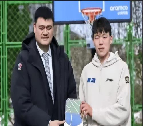 姚明中國賽再成焦點！與獨行俠老板談笑甚歡，闡述無官一身輕！