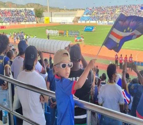 當(dāng)?shù)刂袊?guó)人：佛得角聯(lián)賽冠軍能踢中超大街小巷都是踢球的人