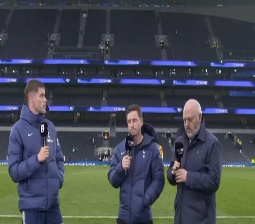 范德芬:我们有时候能创造出不错的机会,但关键传球没处理好