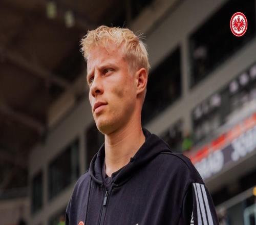 官方:法兰克福中场奥斯卡霍伊伦大腿肌肉拉伤,伤愈时间未知