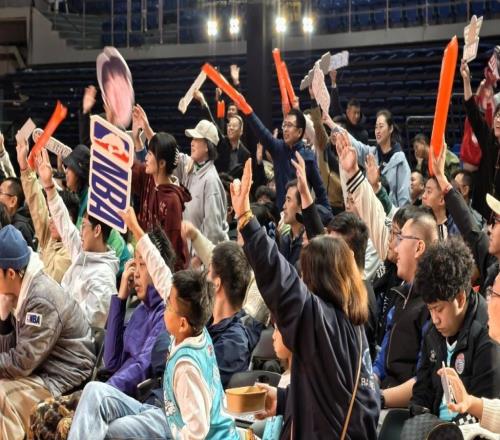 杨瀚森NBA常规赛首秀,600多球迷第二现场加油助威