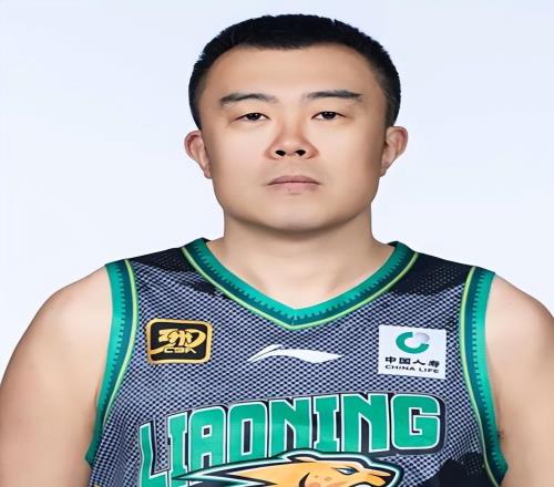 他是辽篮队长,因一句承诺模特妻子等他6年,今38岁退役转型成功