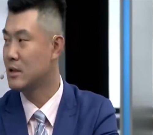 场均5.6分钟得2分1板,王仕鹏看扁杨瀚森遭球迷怒喷:闭嘴吧