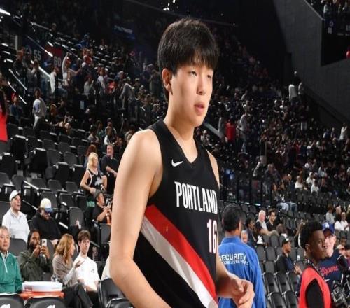 青岛队记:杨瀚森篮板球保护方面达不到NBA内线的基本要求