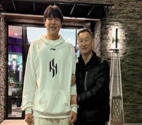 刘维伟回国寄语杨瀚森:未来不会顺利每天都要进步获赠签名球衣