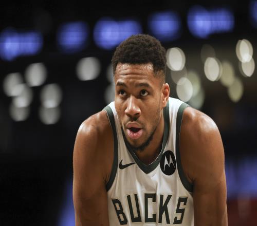 字母哥未來(lái)未定真是讓人看不懂尼克斯和雄鹿兩邊都在做什么呢交易不過(guò)是暫時(shí)擱淺而已_nba直播在線(xiàn)觀(guān)看