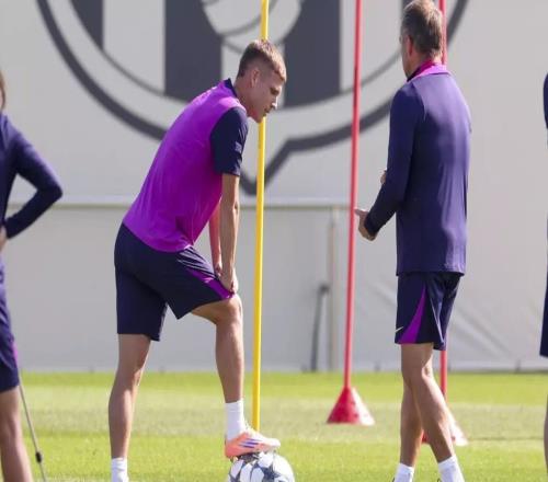 每体:奥尔莫小腿伤势恢复良好,今天参加了球队的部分训练