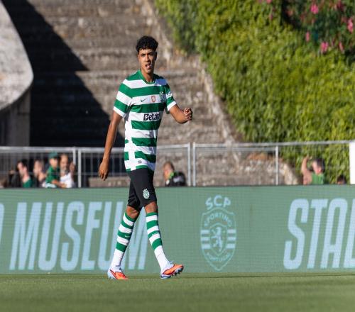 曼聯(lián)和曼城爭搶18歲葡萄牙新星西蒙斯他的解約金是8000萬_英超直播免費