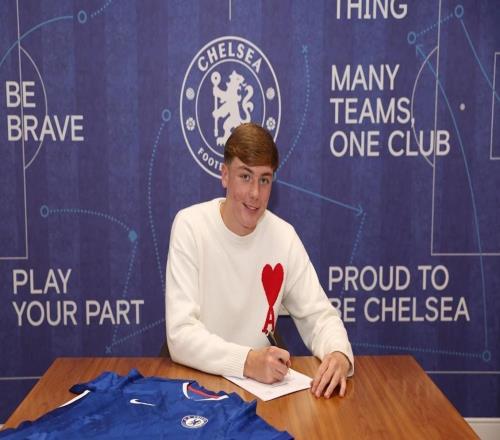 官方:17岁后卫莱维理查兹与切尔西签下首份职业合同