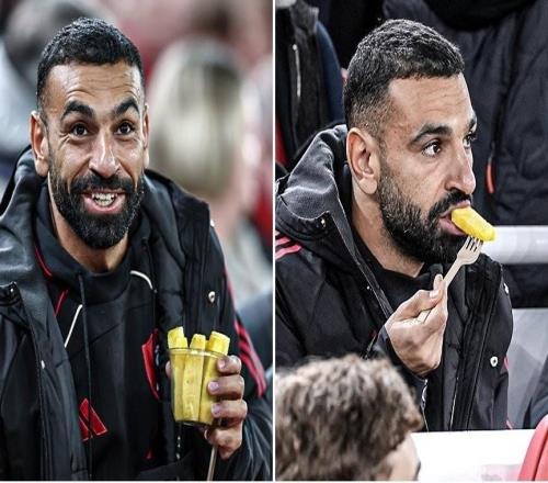 神态轻松,对水晶宫比赛未进入大名单的萨拉赫被拍到在场边吃菠萝