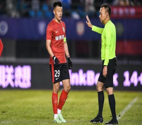 即將降級！37歲國足名將采訪道歉+快哭了壓哨進球被吹無緣創(chuàng)紀錄