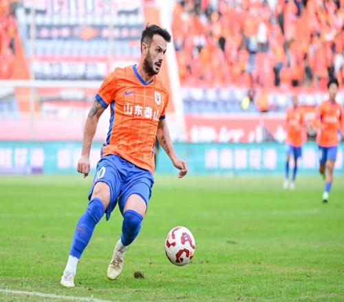 山東泰山2比1勝天津，孫啟航中超首秀，瓦科丟點(diǎn)球，多打一人丟球