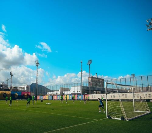 友好，巴薩今天上午把訓(xùn)練設(shè)施借給埃爾切全隊(duì)用于恢復(fù)訓(xùn)練