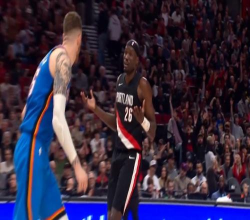 里斯表示最后時(shí)刻的三分球是一次偶然的運(yùn)氣投籃隊(duì)友和教練都對(duì)我充滿信任所以我才能自信出手_nba賽程