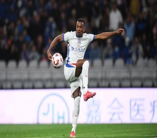 亞冠激烈沖突！米內(nèi)羅點(diǎn)球破門，10人互相推搡，柔佛門將貼臉怒吼