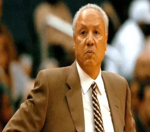 傳奇巨星去世！NBA第一位千勝教練...