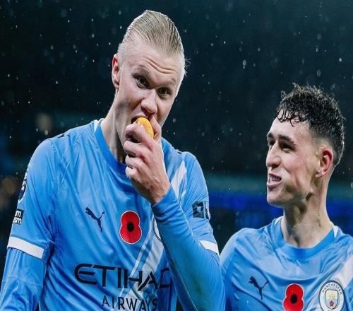 有趣一幕，與利物浦比賽期間哈蘭德和福登吃了看臺扔下的蘋果