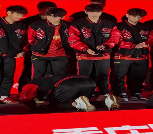 率重慶沖超！66歲韓國名帥慶典磕頭跪謝球員，名記質疑：大可不必