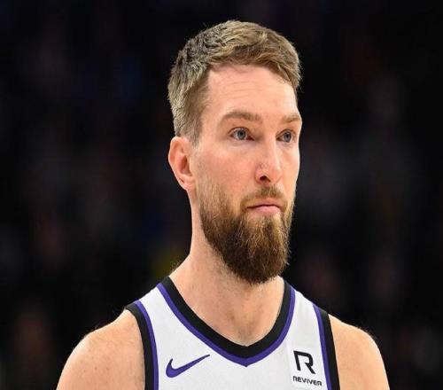 天差地別，記者：多支球隊有意薩博尼斯，但拉文無人問津