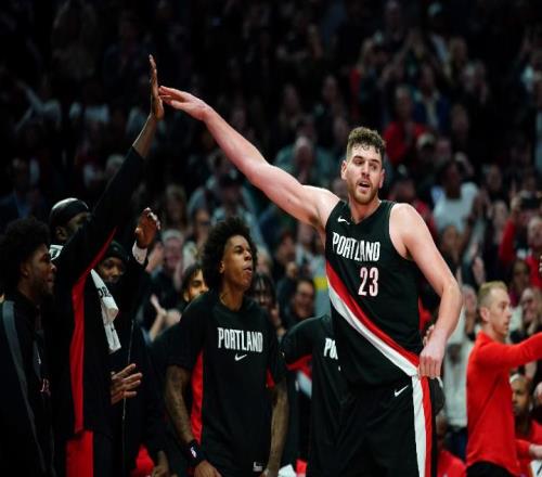 克林根在遺憾的比賽中狂搶10個前場籃板，獨自統(tǒng)計17分21板超過公牛全隊_nba直播在線觀看