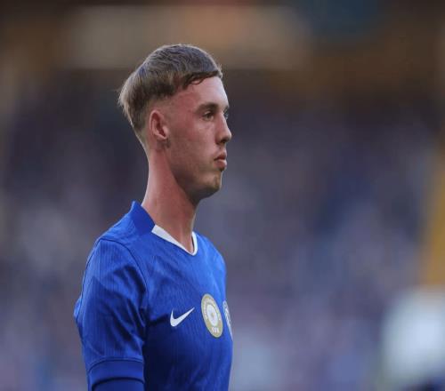 又遭重創，他成切爾西行為藝術家