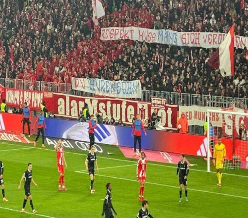 慕尼黑1860主席曾抱怨海納未認出自己，拜仁球迷拉橫幅回懟