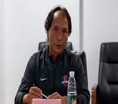 感人！上任只贏2場(chǎng)中超降級(jí)：61歲梅州客家主帥更衣室落淚！