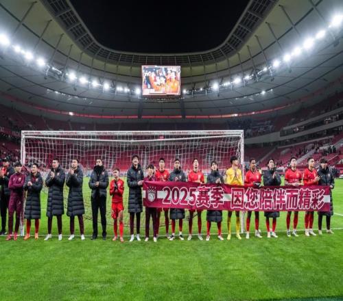 尷尬海港亞冠3連敗后，拉橫幅歡慶中超衛(wèi)冕！隊(duì)長(zhǎng)：明年沖第5冠