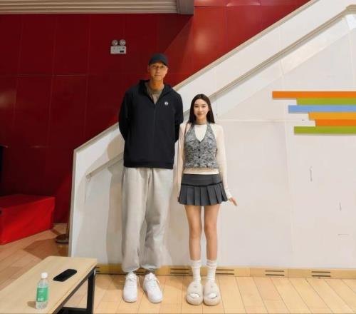 6家CBA球隊更新外援名單，易建聯(lián)合影女球迷，袁堂文因傷推遲體測