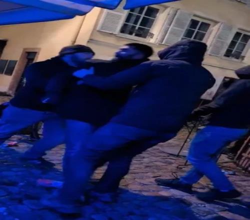 水晶宮球迷賽前在斯特拉斯堡上演壯觀街頭大戲_英超直播