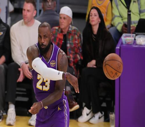 老詹復出后深度無球化轉型效果超乎預期常青樹適應能力被低估_nba直播免費觀看直播在線