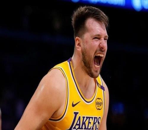 東契奇僅用15場(chǎng)拿到賽季500分100板100助，追平自己保持的NBA最快紀(jì)錄