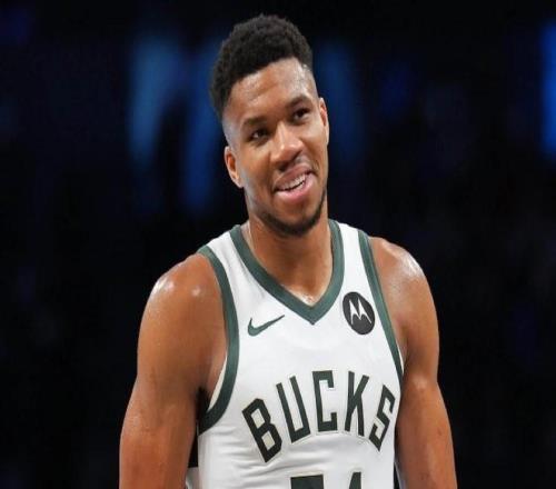 字母哥談在雄鹿未來(lái)：有的人看到一扇門就想逃，而我看到一堵墻只想撞