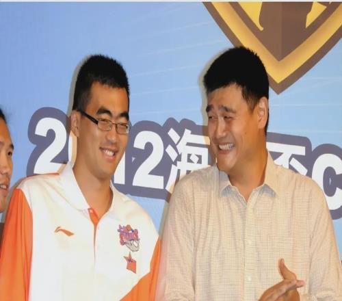 多面手！原國家隊中鋒如今任球隊助教+翻譯，稱想多拿一份工資