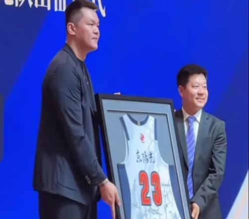溫馨一幕！廣東隊為已故球迷送上簽名球衣朱芳雨留言回復