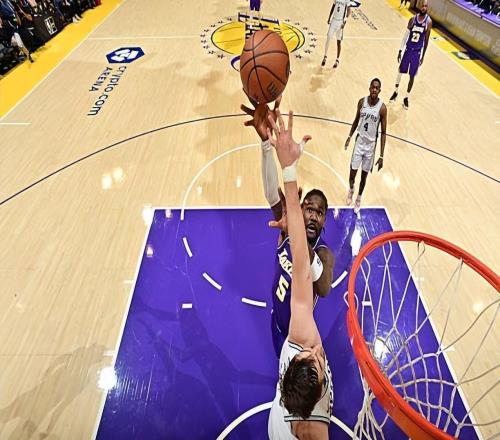 純純的藍(lán)領(lǐng)中鋒！湖人的打法完全沒有發(fā)揮出艾頓各方面的潛能