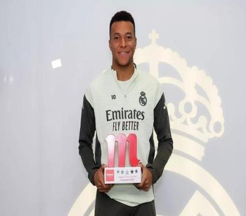 榮耀時刻，姆巴佩領取皇馬11月最佳球員獎