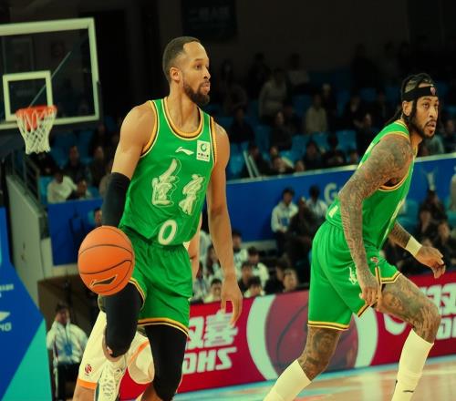 杰隆布朗CBA首秀8+1！莫蘭德4+5+2，威爾斯10+2+3，遼籃領先18分