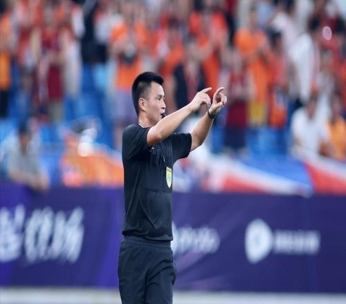 中超新晉金哨！首輪重大誤判，致長(zhǎng)春亞泰降級(jí)，引發(fā)長(zhǎng)春球迷不滿