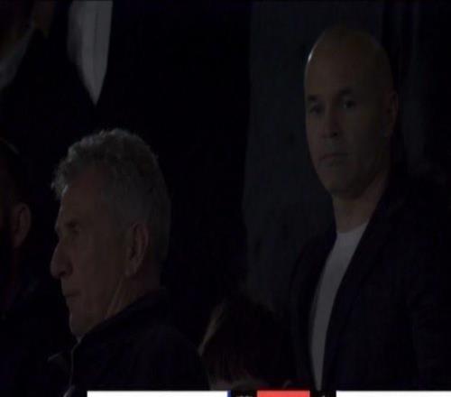 傳奇名宿坐鎮，伊涅斯塔現場觀看巴薩對陣奧薩蘇納