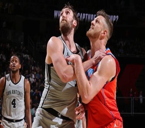 被切特打爆了，馬刺內線大將回到第二陣容可能反而是件好事情