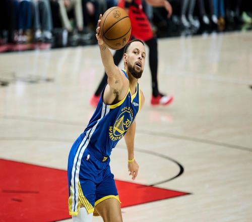 12記三分轟48分，庫里一戰(zhàn)狂刷9項紀(jì)錄！勇士2連敗3大問題太扎眼