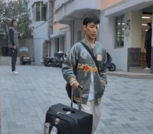 廣東隊(duì)出發(fā)！徐杰帶傷前往杭州，參加明天與浙江隊(duì)的比賽