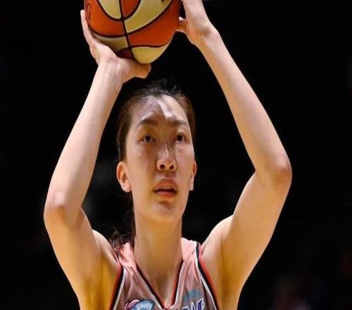 28分13板4蓋帽！李月汝感覺到壓力了嗎女籃第一中鋒之爭真激烈