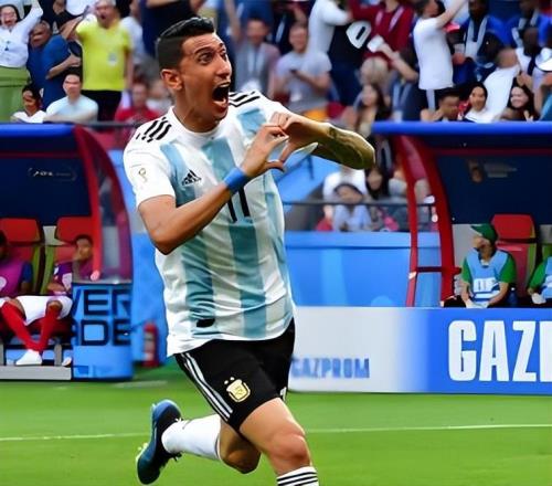 于根偉膽子真大！兩位國腳級前鋒如今都被他改造成后衛(wèi)，引發(fā)熱議