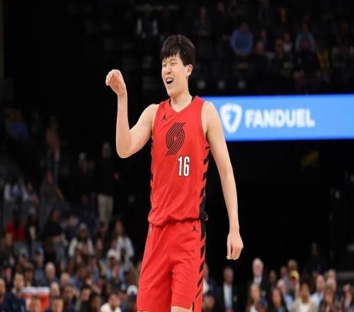 楊瀚森NBA常規賽首次首發球衣拍出42356元高價，球衣由開拓者官方提供，中國球迷多次參與競拍