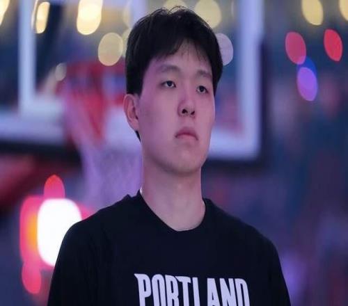 漸入佳境！楊瀚森2戰狂轟32+16！上演單手劈扣，一劣勢明顯改善