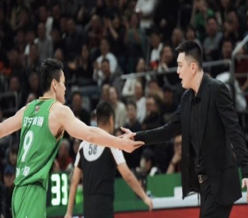 楊鳴：希望球隊(duì)能延續(xù)前兩場(chǎng)的斗志，今天要全力沖擊北京隊(duì)