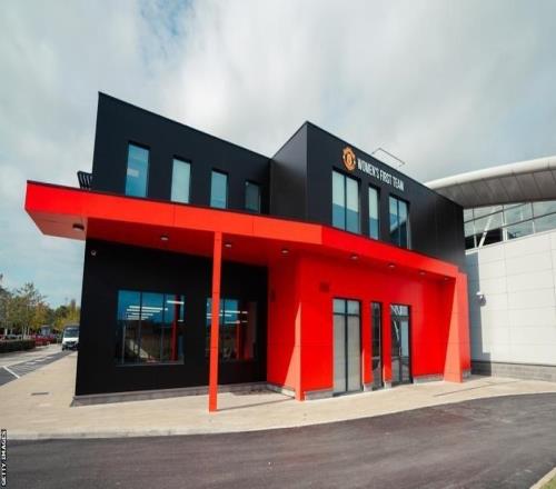 郵報：曾有曼聯(lián)球員懶得倒車，直接開上車位旁邊的草地掉頭