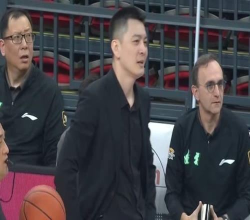 冤不冤楊鳴為何連吃2T被驅(qū)逐，成賽季第一人，恐遭籃協(xié)追加處罰